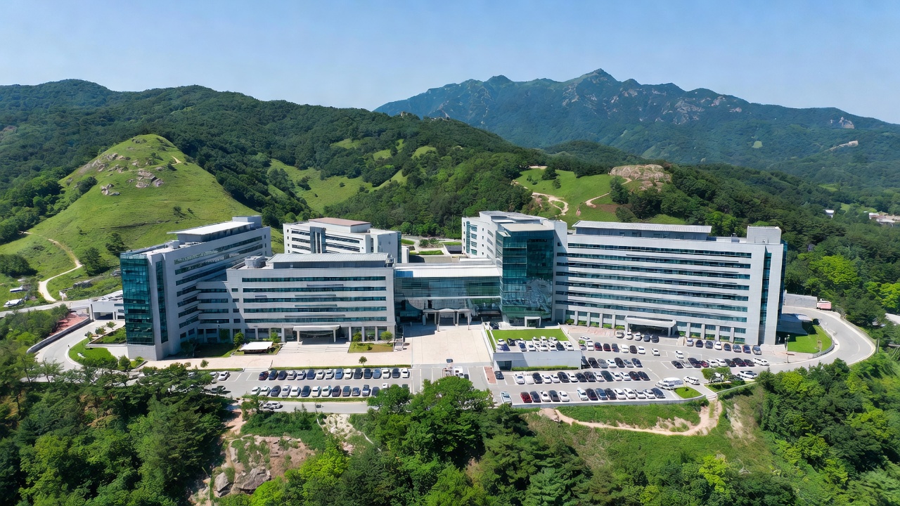 강원도 큰 병원 외관과 주변 산악 지형